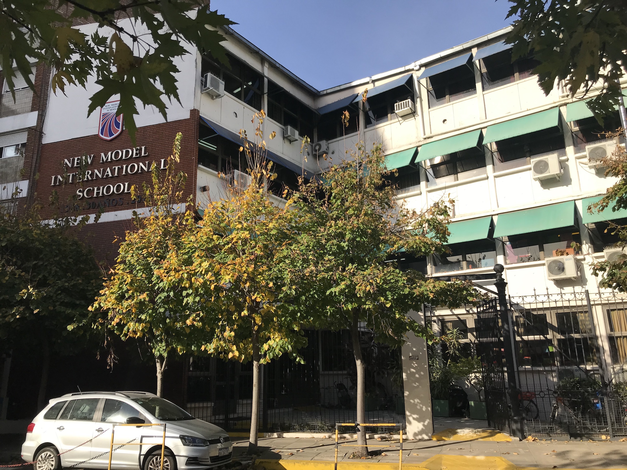 Niñas y niños en el colegio New Model